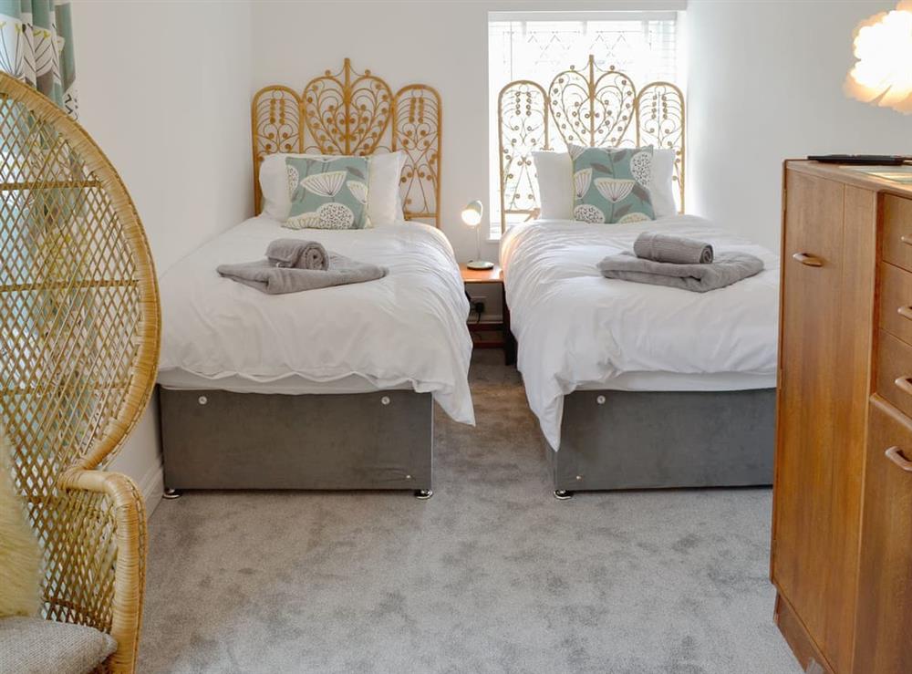 Attractive twin bedroom with en-suite at Samphire Lodge in Brixham, Devon