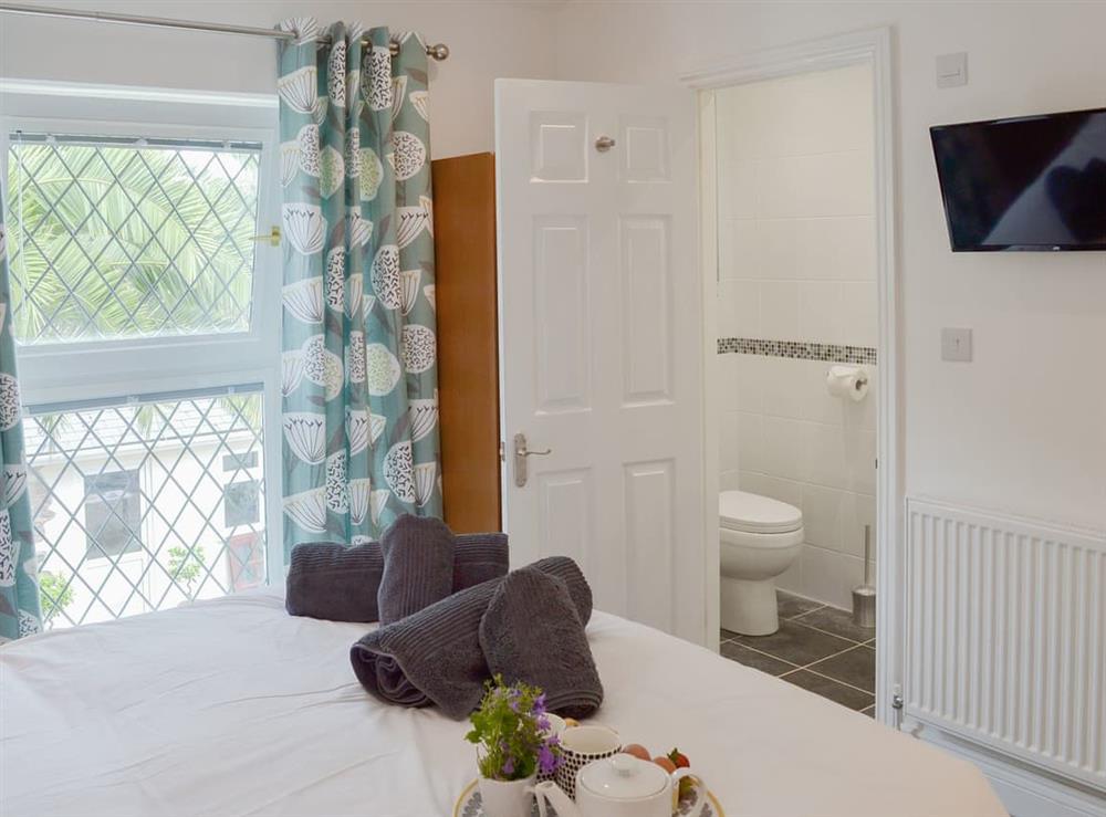 Double bedroom with en-suite at Samphire Lodge in Brixham, Devon