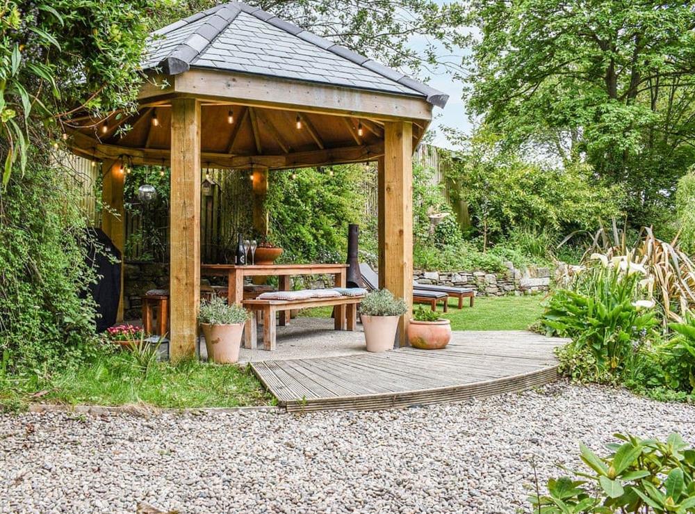 Outdoor eating area at Sanctuary Cottage in St Clement, Cornwall