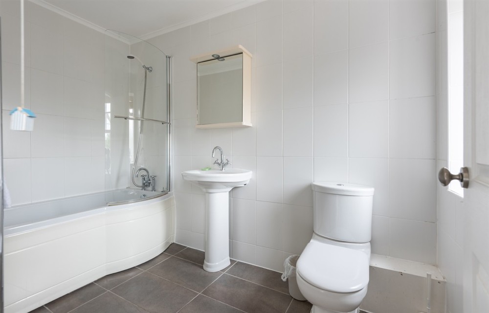 The bathroom at Sandcastle in Salcombe