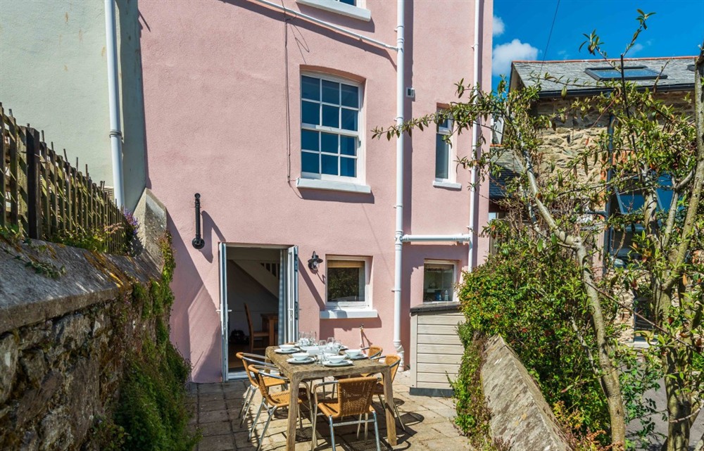 This is the setting of Sandcastle at Sandcastle in Salcombe