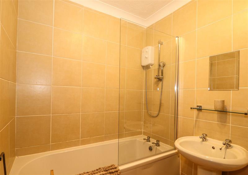 The bathroom at Sandpiper Court, Great Yarmouth