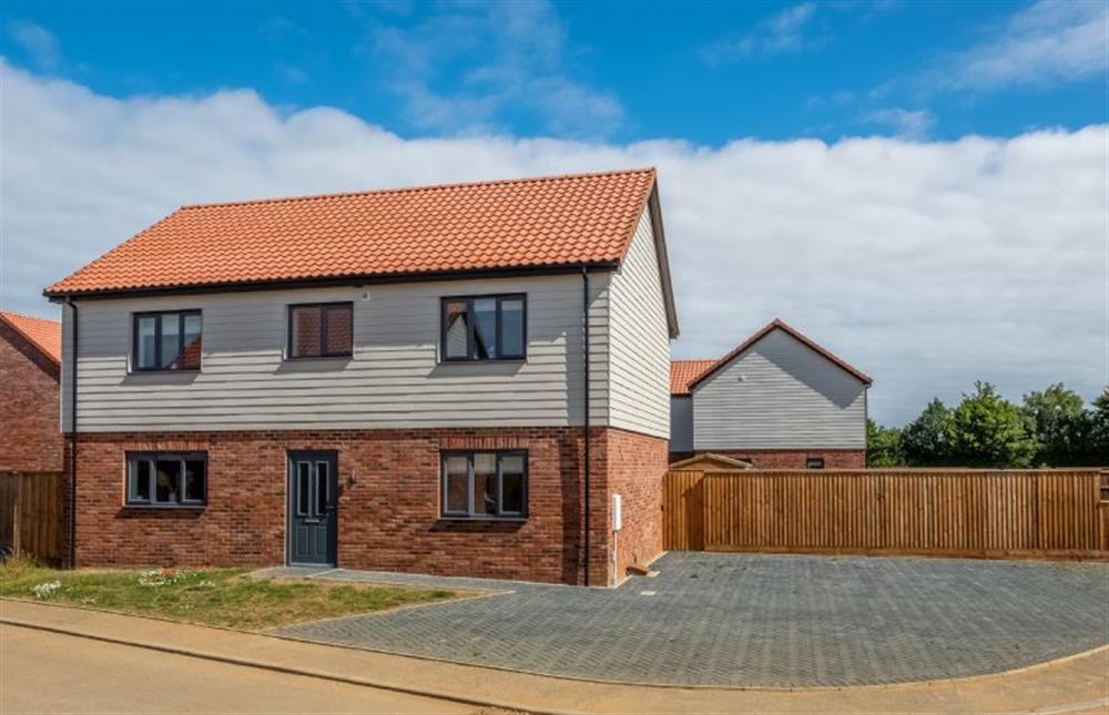A front view of the house showing the parking area (photo 2) at Sandpiper House, Ingoldisthorpe near Kings Lynn