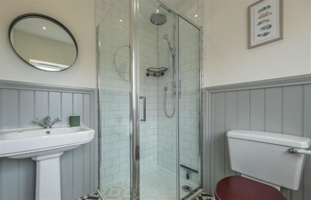 En-suite to the master bedroom with shower cubicle (photo 2) at Sandpiper House, Ingoldisthorpe near Kings Lynn