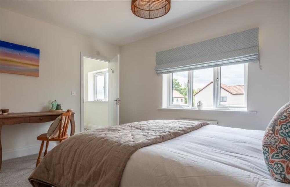 Looking to the en-suite in the master bedroom (photo 2) at Sandpiper House, Ingoldisthorpe near Kings Lynn
