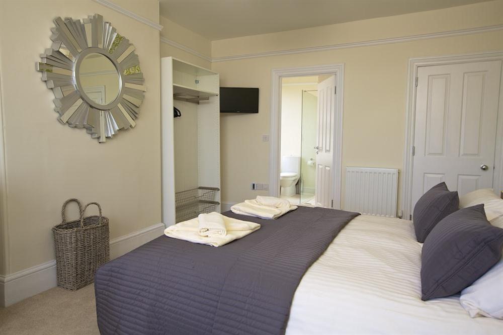 Master bedroom with King size bed and en suite bathroom (photo 2) at Sandpiper in , Salcombe