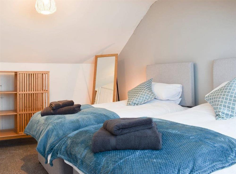 Spacious bedroom with twin single beds at Sandy Toes in Whitby, North Yorkshire