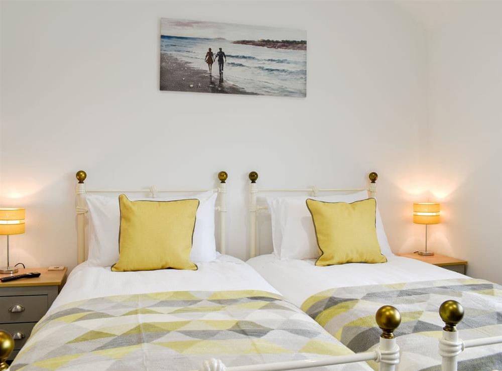 Attractive twin bedroom at Sapphire Cottage in Lowestoft, Suffolk