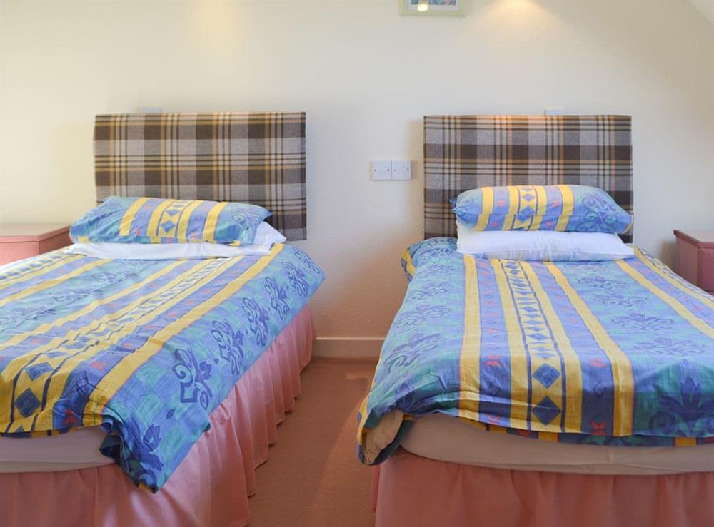 Bedroom with twin single beds at White Gables, 