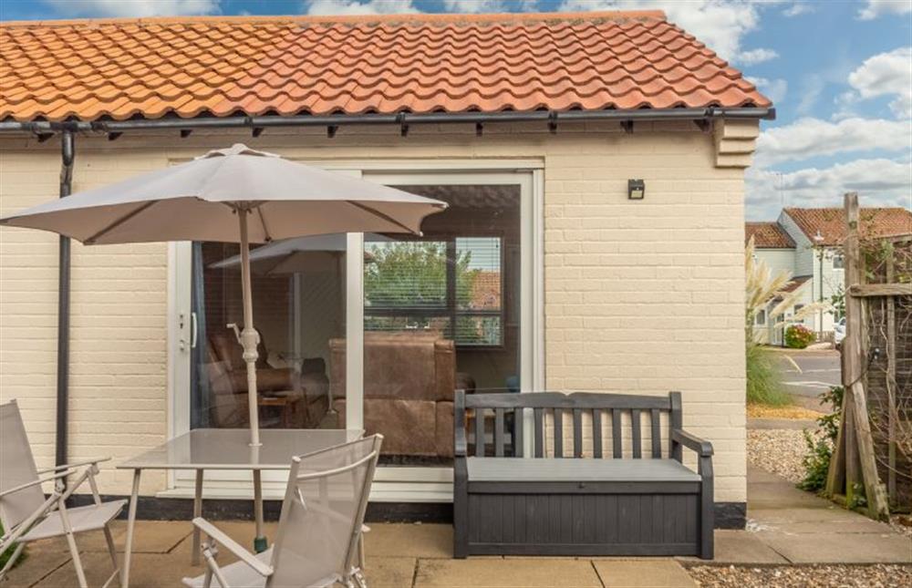 Secluded gravel courtyard and seating area at Sea Breeze, Brancaster near Kings Lynn