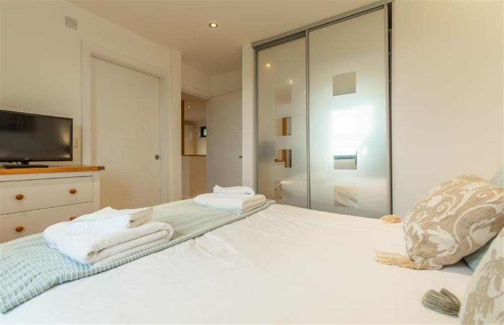 Sea Gem, St Agnes. Bedroom one with a king-size bed and an en-suite (photo 2) at Sea Gem, Chapel Porth, St Agnes