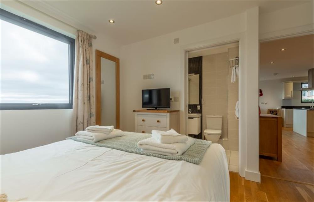 Sea Gem, St Agnes. Bedroom one with a king-size bed and an en-suite (photo 3) at Sea Gem, Chapel Porth, St Agnes