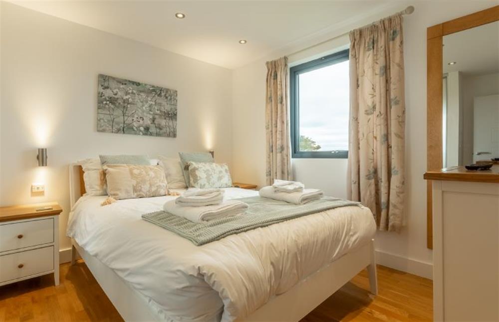 Sea Gem, St Agnes. Bedroom one with a king-size bed and an en-suite at Sea Gem, Chapel Porth, St Agnes