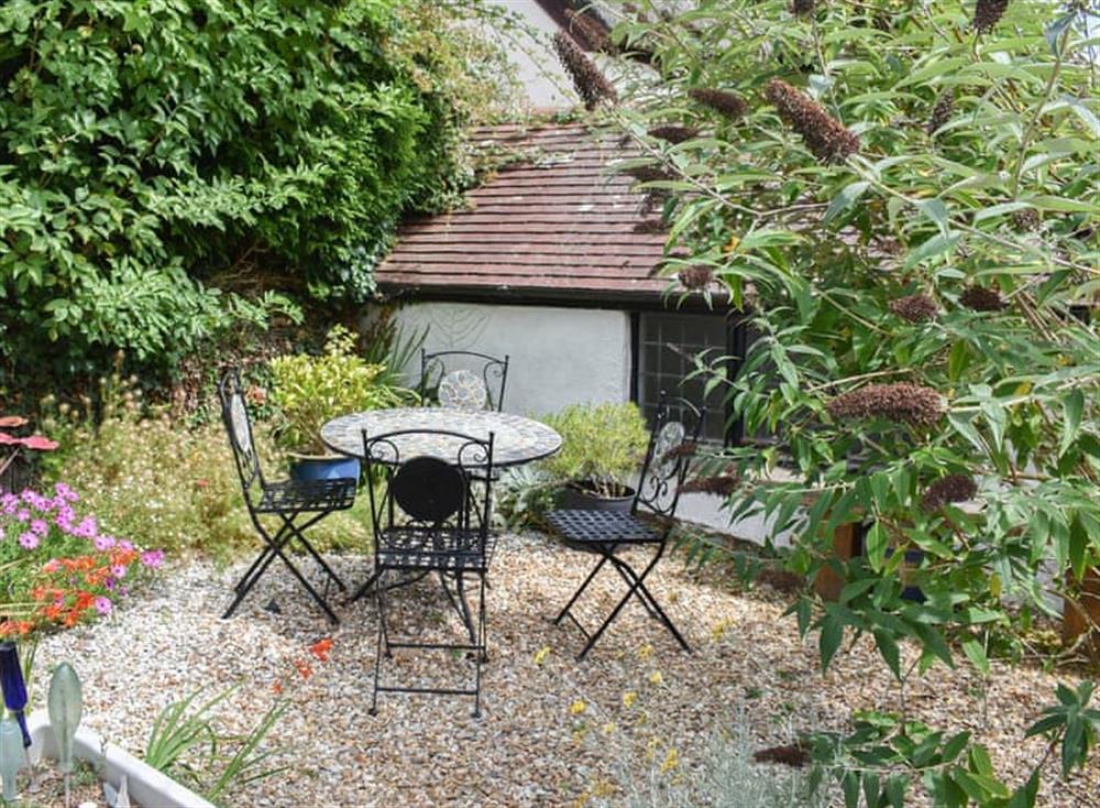 Gravelled area with table and chairs at Sea Glass Cottage in Holcombe, Dawlish, Devon