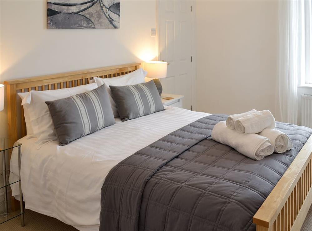 Double bedroom with king size bed, sea views and ensuite at Sea Glass in Marazion, Cornwall