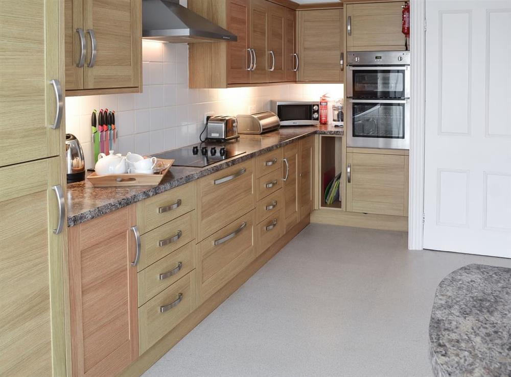 Large kitchen with dishwasher and washing machine at Sea Glass in Marazion, Cornwall