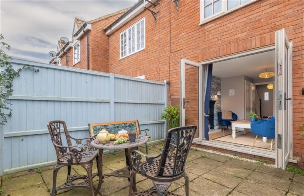 The courtyard garden leading to the sitting area at Sea Holly Cottage, Snettisham near Kings Lynn