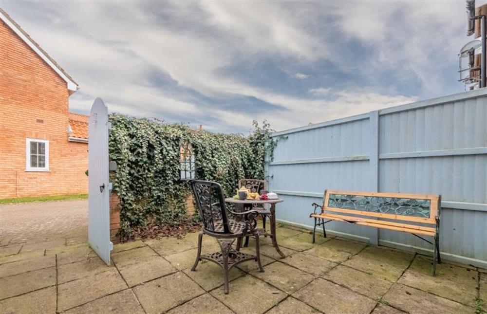 The courtyard garden at Sea Holly Cottage, Snettisham near Kings Lynn