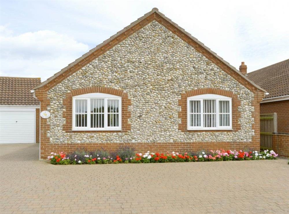 Attractive detached holiday home with ample parking at Sea Spray in Bacton, Norfolk