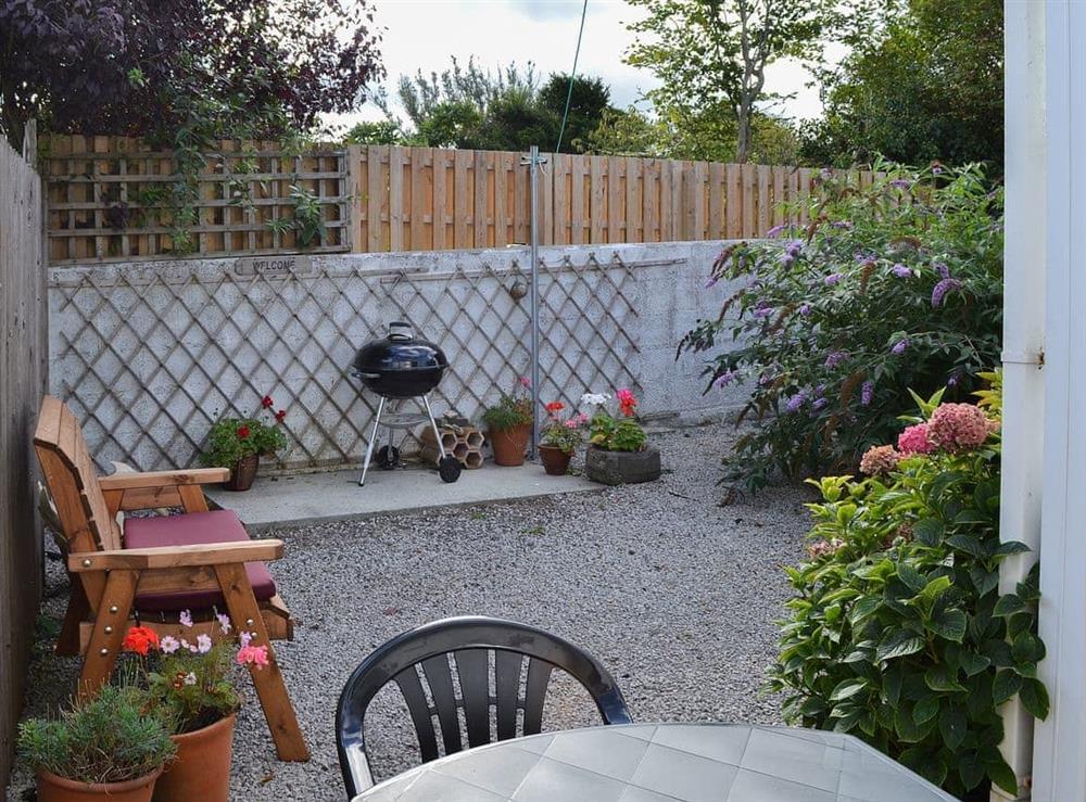 Gravelled outdoor space for barbecue