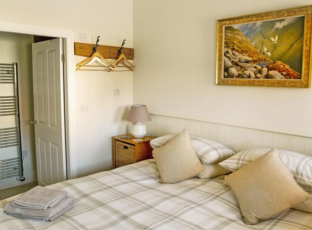 Master bedroom with super kingsize bed and en-suite (photo 3) at Puffin Lodge, 