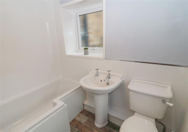 The bathroom at Seabreeze Cottage, Ashington