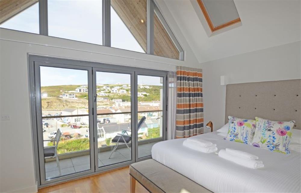 SeaEsta, Cornwall: Bedroom four on the top floor with a 6ft super-king size bed at SeaEsta, Portreath