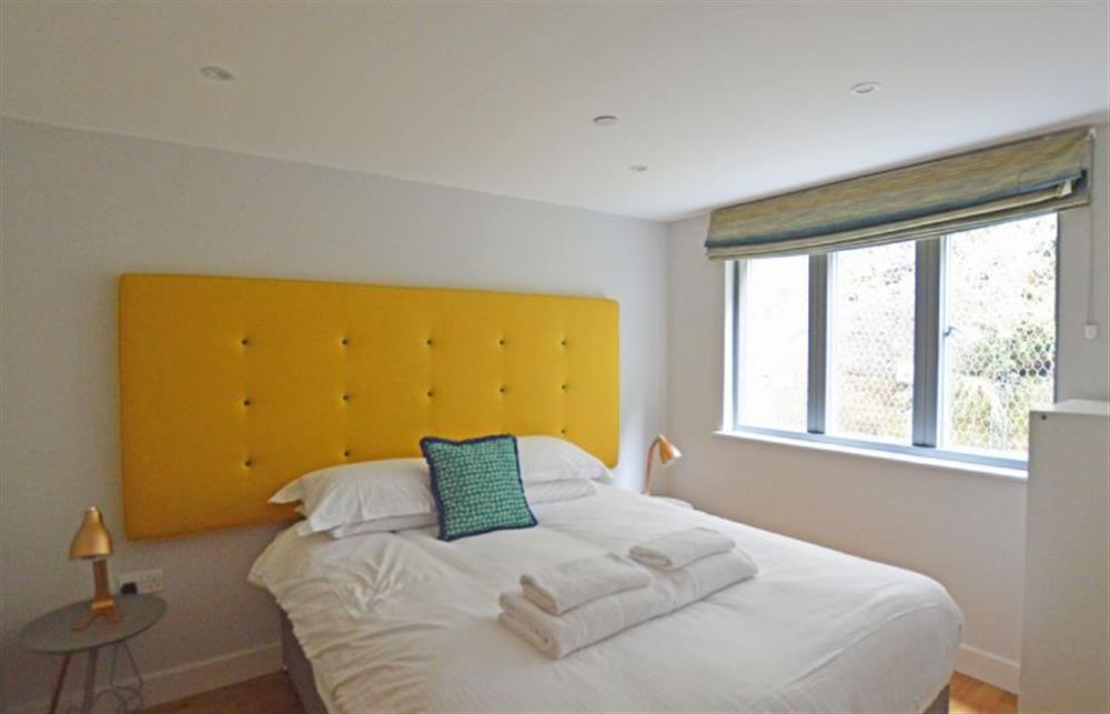 SeaEsta, Cornwall: Bedroom one with 5ft king-size bed  that can be converted into twin single beds on request
