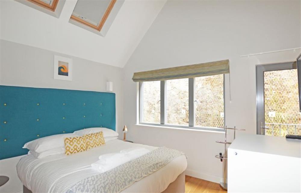 SeaEsta, Cornwall: Bedroom three on the top floor with a 5ft king size bed that can be converted into twin single beds on request