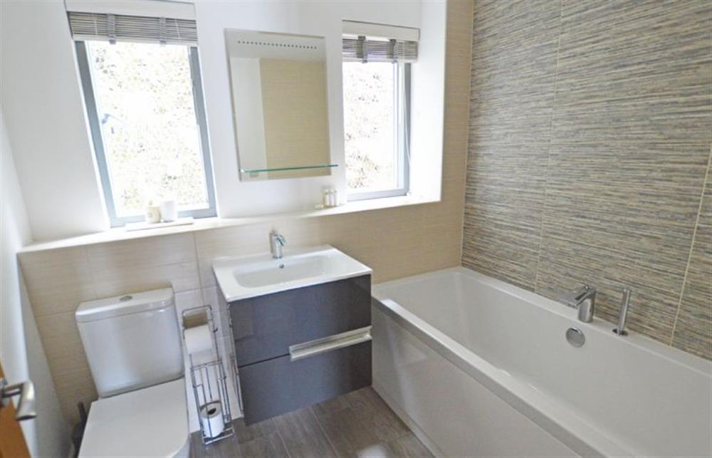 SeaEsta, Cornwall: Family bathroom with bath  at SeaEsta, Portreath