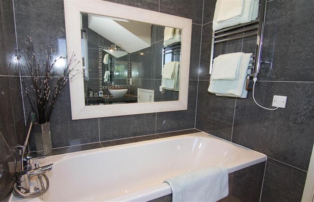 Ground floor: Luxury fitted en-suite bathroom at Seagrass, Thornham near Hunstanton