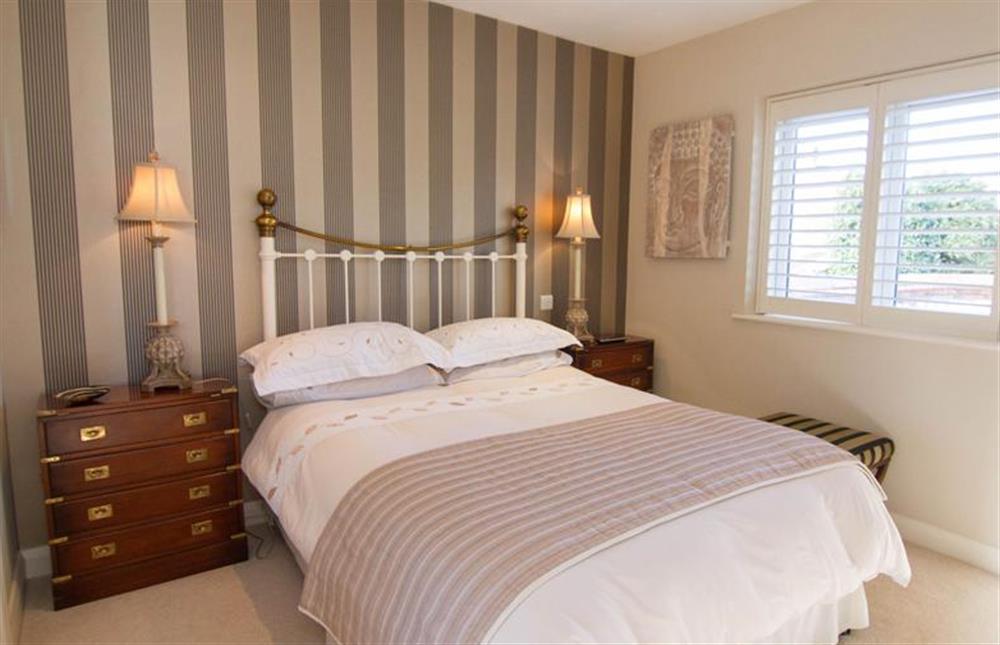 Ground floor: Stylish double bedroom has en-suite bathroom at Seagrass, Thornham near Hunstanton