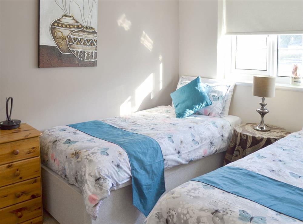 Comfortable twin bedroom at Seagull Cottage in Portreath, Cornwall