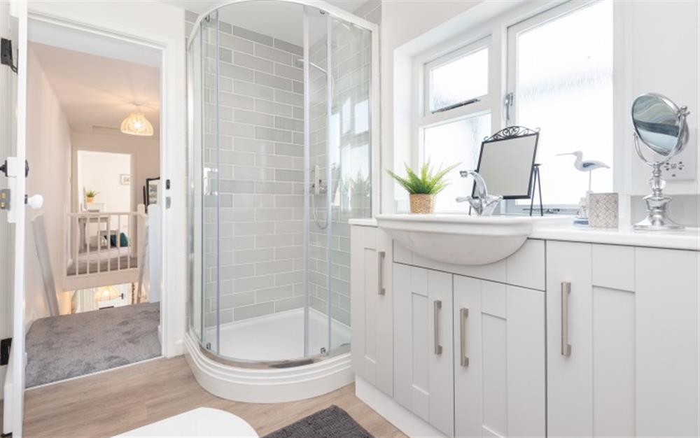 Separate shower and bath at Seahorse Cottage in Lyme Regis
