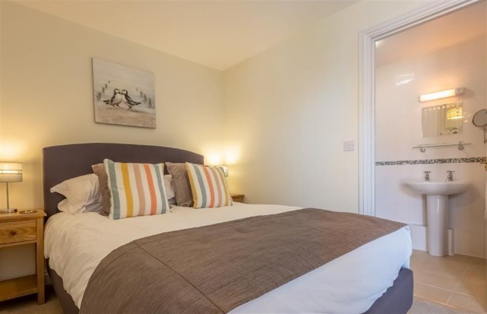 Master bedroom with door to the en-suite at Seas the Day, Sheringham