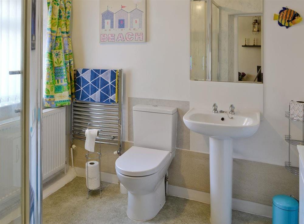Bathroom with separate shower cubicle at Seashells in Newbiggin-by-the-Sea, Northumberland