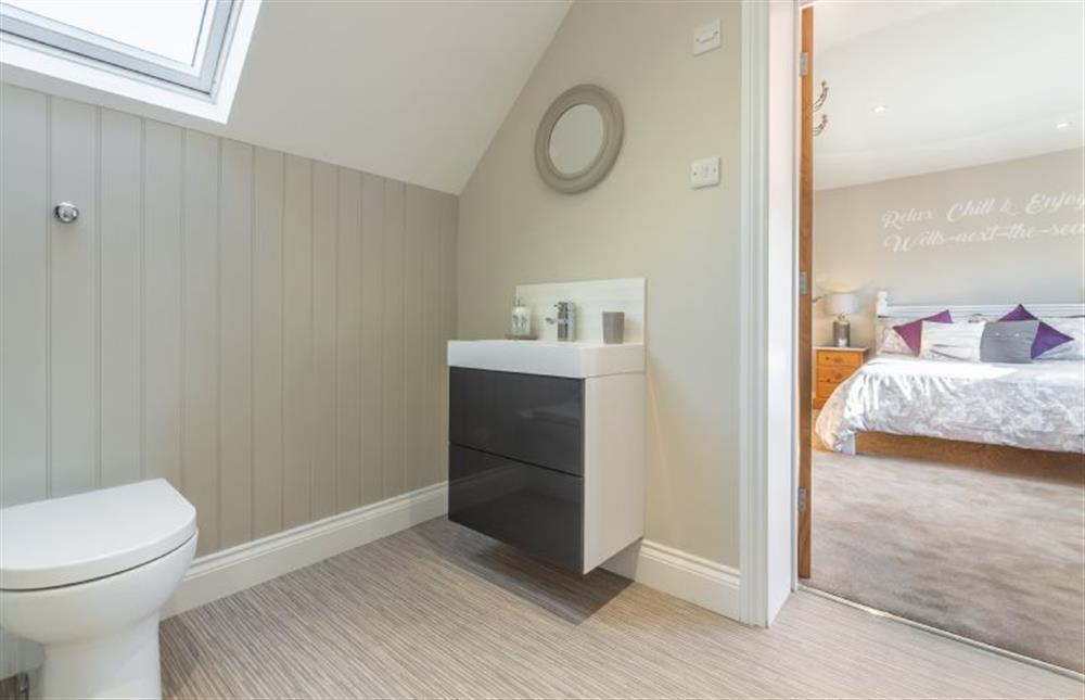 First floor: Master bedroom en-suite at Seashells, Wells-next-the-Sea