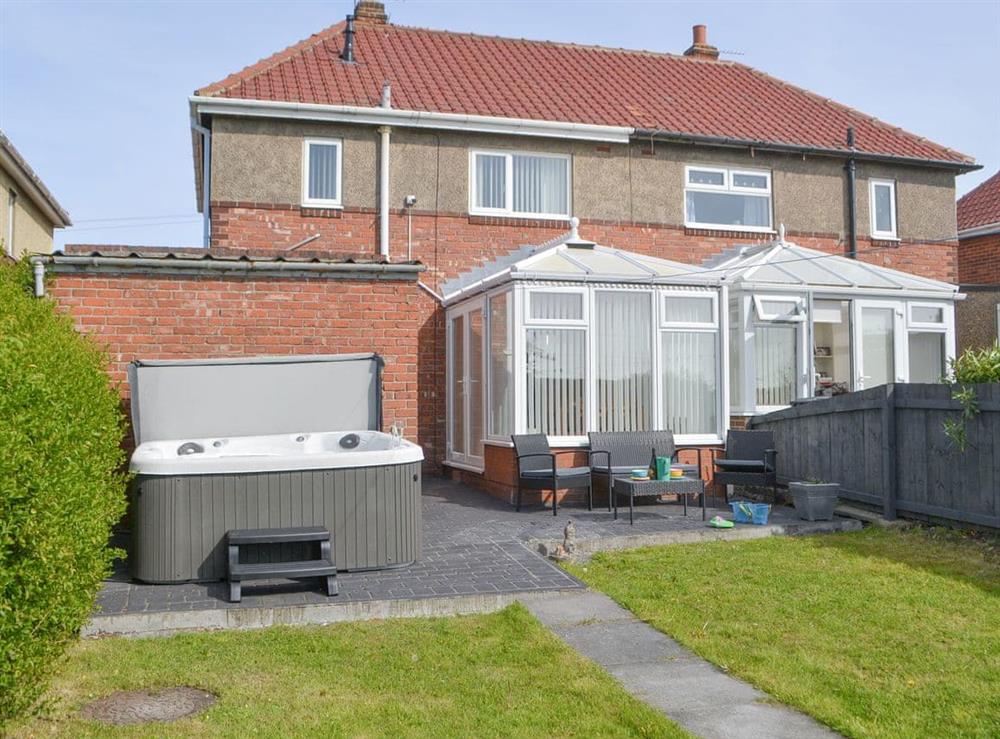Attractive semi-detached holiday home with private hot tub at Seashore Hideaway in Newbiggin-by-the-Sea, Northumberland