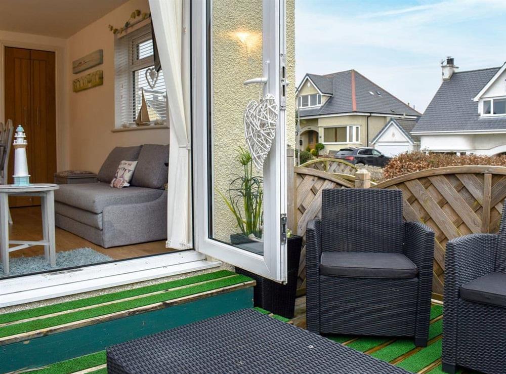 Sitting-out-area at Seaside Cottage in Benllech, Anglesey, Gwynedd