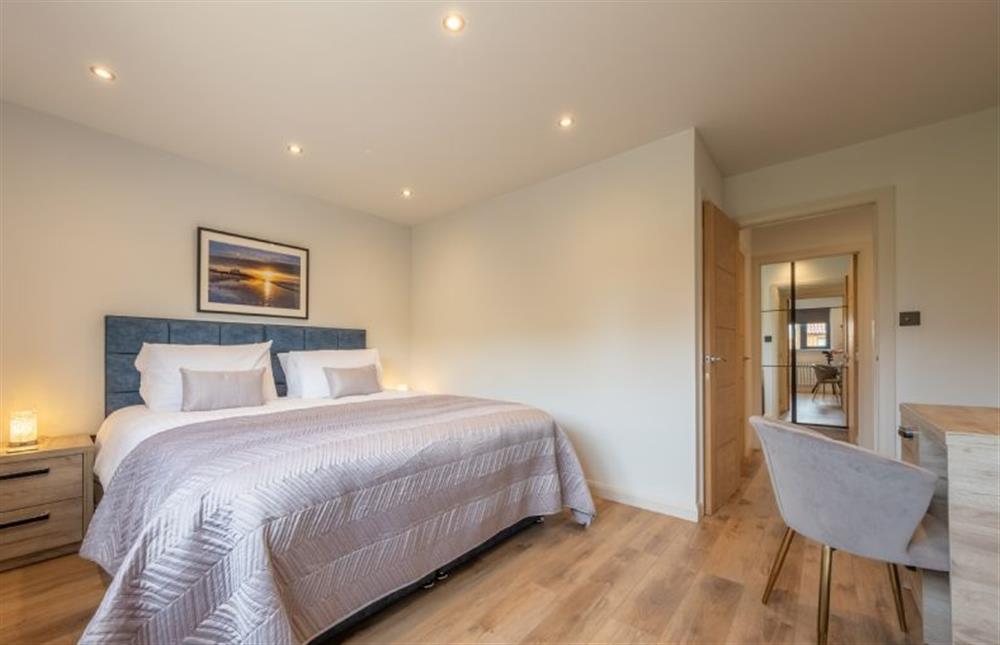 Seaspray, Norfolk: The master bedroom with a 6ft super-king size zip and link bed and en-suite shower room