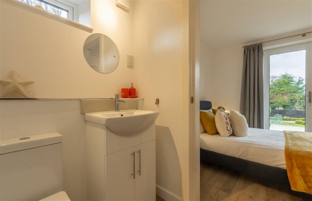 Ground floor: En-suite to bedroom two with shower, WC and wash basin at Seastiles, Salthouse near Holt