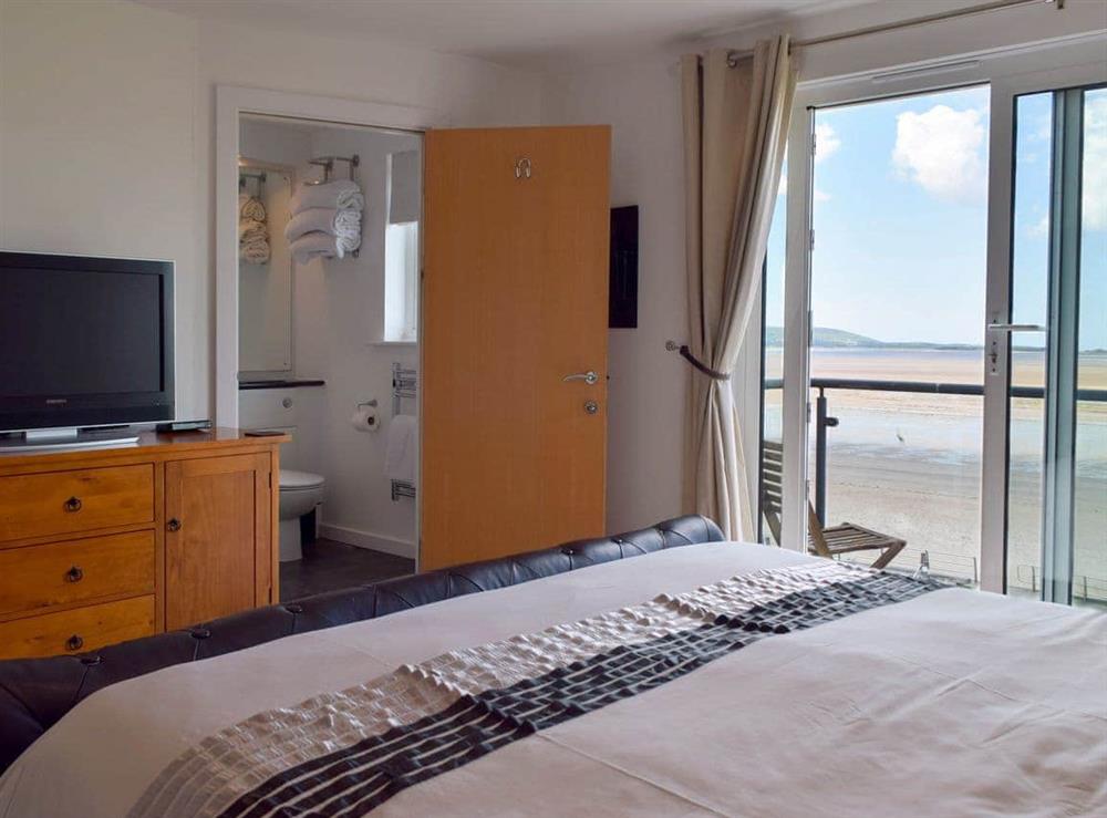 Relaxing bedroom with siperkingsize bed and en-suite at Seaview in Llanelli, Dyfed