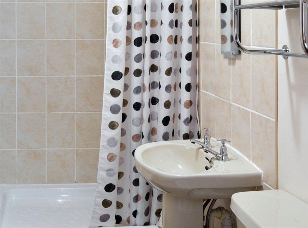 En-suite shower room at Seran Gypsy in Rosedale, near Pickering, North Yorkshire