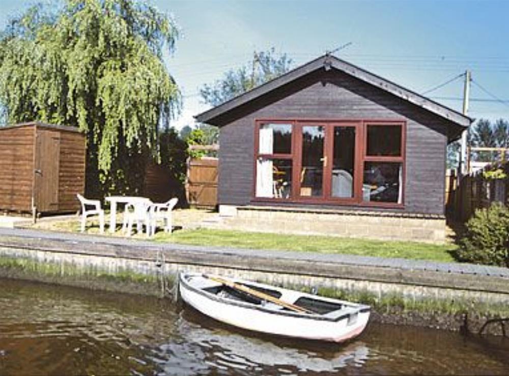 Serena Lodge in Brundall, Norfolk sleeps 6