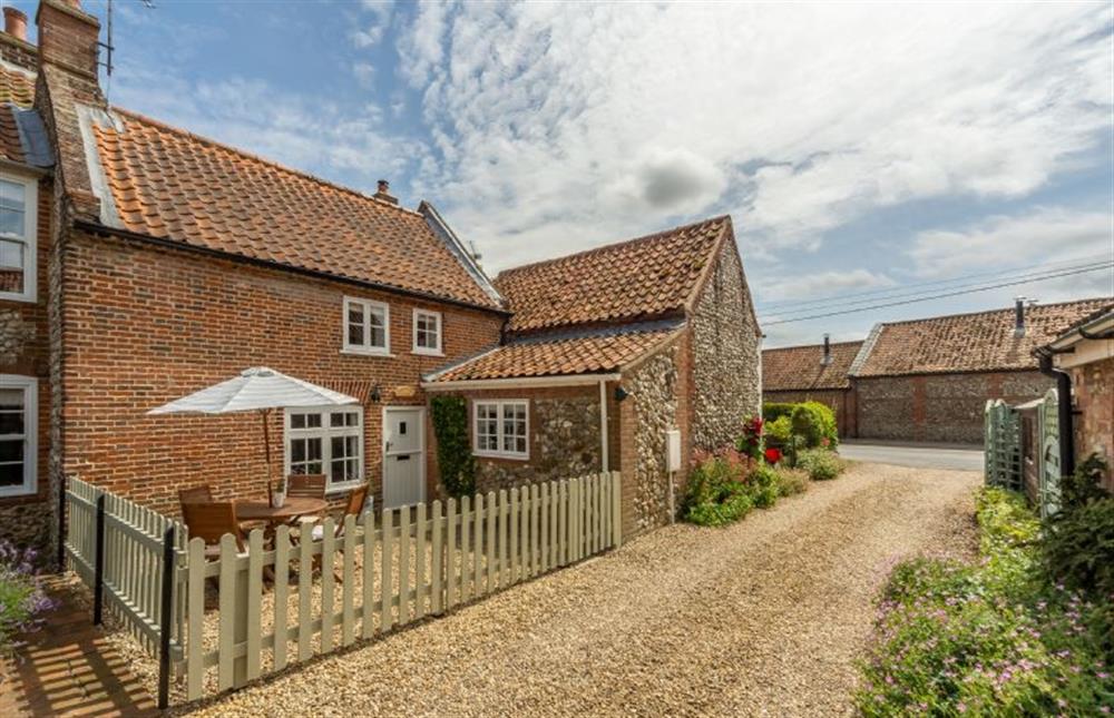 Sextonfts Yard Cottage: With fully-enclosed front garden at Sextons Yard Cottage, Docking near Kings Lynn