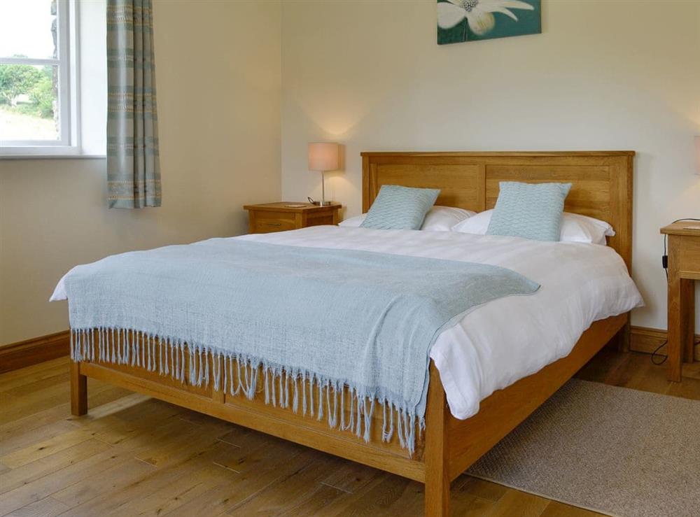 Comfortable en-suite double bedroom at Sgubor Ucha in Llanrhychwyn, Trefriw, Gwynedd