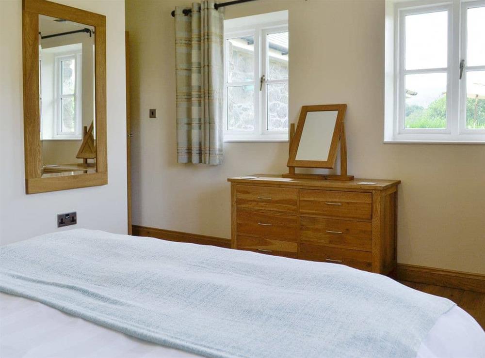 Light and airy en-suite double bedroom at Sgubor Ucha in Llanrhychwyn, Trefriw, Gwynedd