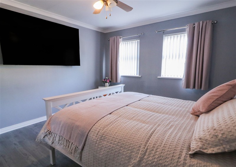 This is a bedroom (photo 2) at Shalom Apartment 100A, Markethill