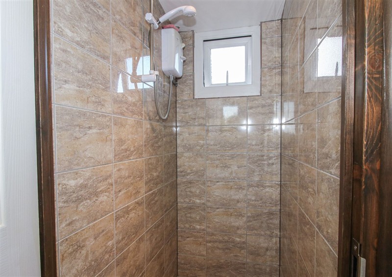 The bathroom at Sharons Shepherd Hut, Knockin