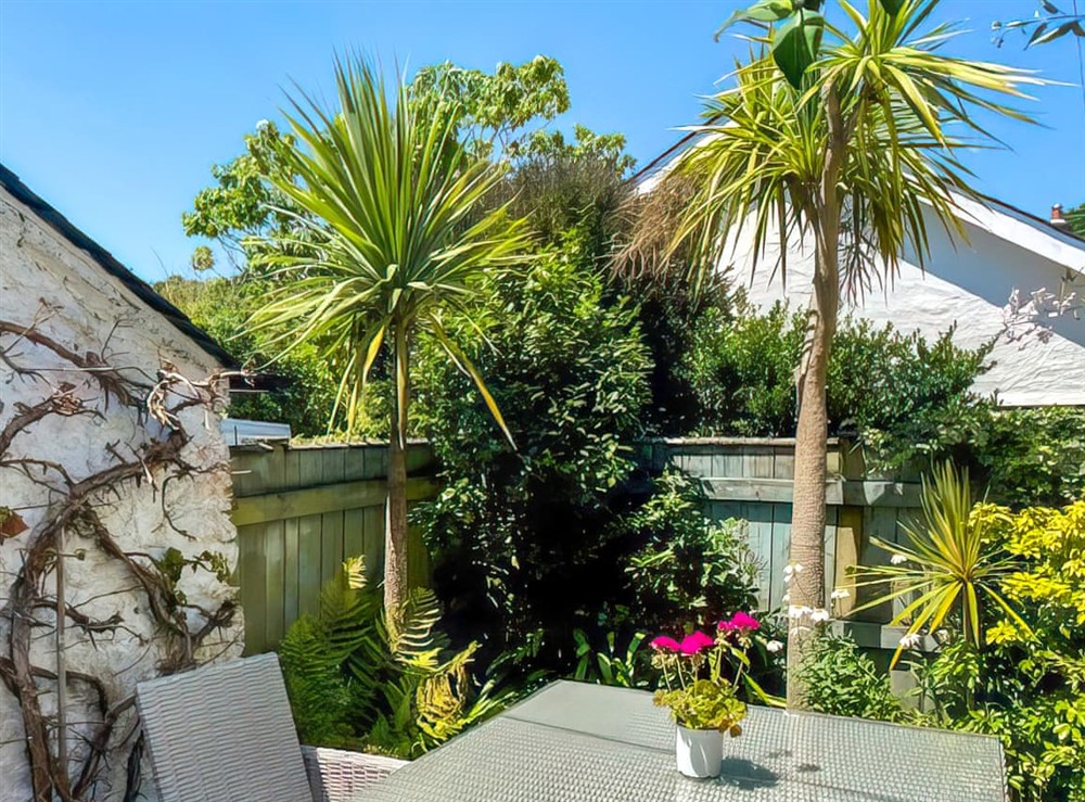 Sitting-out-area at Shearwaters in St Mawes, Cornwall